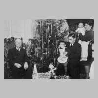 105-0525 Rechts im Bild Familie Pfarrer Johannes Grau mit Ehefrau Herta und den zwei aeltesten Kinder, Weihnachten 1942.jpg